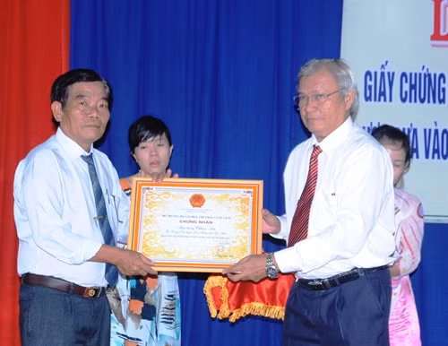 Ông Dương Văn Phong (phải) Giám đốc Sở Văn hóa, Thể thao và Du lịch tỉnh Tây Ninh trao giấy chứng nhận “múa trống Chhay-dăm” là di sản văn hóa phi vật thể quốc gia cho đại diện xã Trường Tây.
