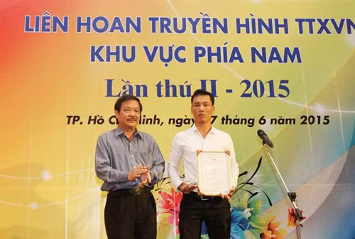 Lãnh đạo cơ quan TTXVN khu vực phía Nam trao giải Nhất thể loại Tin truyền hình cho phóng viên cơ quan thường trú TTXVN tại tỉnh An Giang. Ảnh: Phương Vy- TTXVN