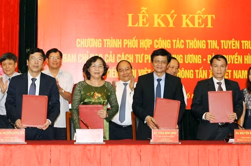 Lễ ký Chương trình phối hợp công tác thông tin, tuyên truyền về cải cách tư pháp. Ảnh: Phạm Kiên – TTXVN