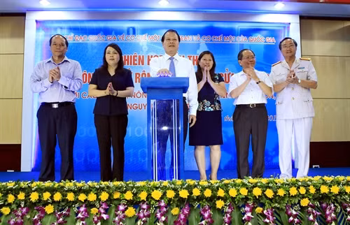 Phó Thủ tướng Vũ Văn Ninh ấn nút khởi động cơ chế một cửa Quốc gia (giai đoạn 2) Ảnh: Hoàng Hùng- TTXVN