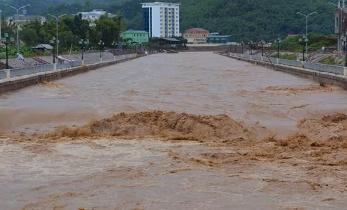 Lũ lớn trên suối Nậm La . Ảnh: Công Luật- TTXVN
