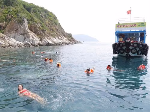 Tàu du lịch đưa du khách ra tắm biển giữa vịnh Nha Trang. Ảnh: Tiên Minh – TTXVN