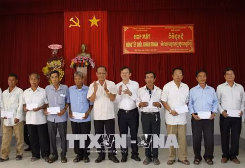Các đại biểu nhận quà chúc Tết từ lãnh đạo tỉnh Hậu Giang. Ảnh: Hồng Thái – TTXVN