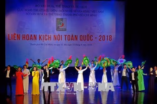 Tiết mục văn nghệ chào mừng khai mạc Liên hoan sân khấu kịch nói toàn quốc 2018. Ảnh : Thế Anh-TTXVN