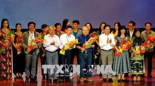 Các thành viên Ban giám khảo ra mắt tại lễ khai mạc liên hoan. Ảnh : Thế Anh-TTXVN