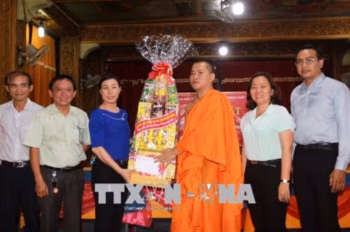 Bà Triệu Lệ Khánh, Phó Chủ tịch Ủy ban Mặt trận Tổ quốc Việt Nam Thành phố Hồ Chí Minh chúc Tết Chol Chnam Thmay các vị hòa thượng, sư sãi, chư tăng phật tử và đồng bào Khmer tại chùa Candaransi. Ảnh: Thanh Vũ-TTXVN