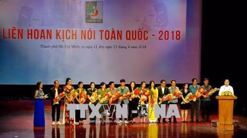 Ban tổ chức tặng hoa cho đại diện các đoàn tham gia hội diễn tại lễ khai mạc liên hoan. Ảnh : Thế Anh-TTXVN
