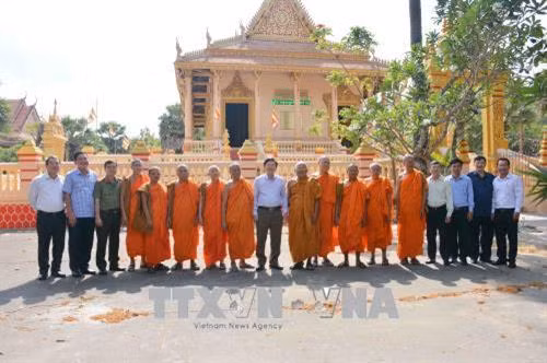 Phó Chủ tịch Ủy ban Trung ương Mặt trận Tổ quốc Việt Nam Nguyễn Hữu Dũng cùng đoàn công tác chụp ảnh lưu niệm với Hội Đoàn kết sư sãi yêu nước tỉnh Sóc Trăng. Ảnh: Hoài Thu – TTXVN