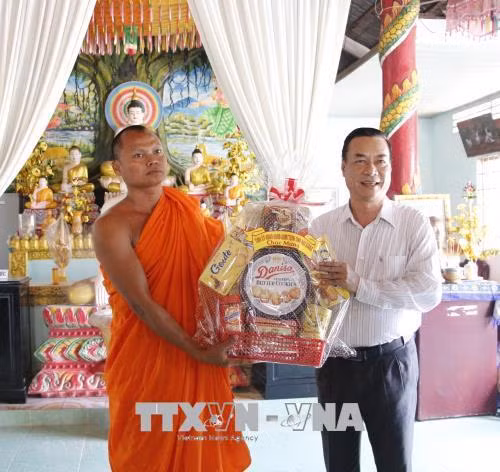 Đại diện Tỉnh ủy Hậu Giang trao quà cho Hội đoàn kết sư sãi yêu nước tại Chùa SaSaNa RăngSây (khu vực 5, phường 4, thành phố Vị Thanh). Ảnh: Hồng Thái – TTXVN