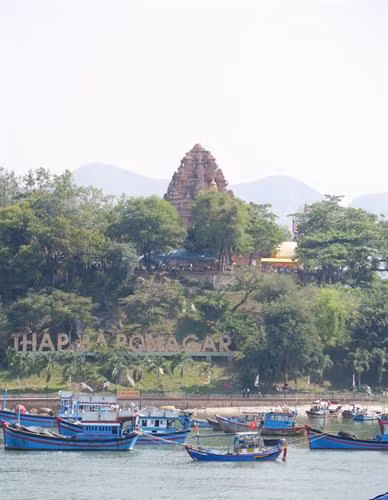 Tháp Bà Ponagar, một di tích thắng cảnh cấp quốc gia, tọa lạc tại trung tâm thành phố Nha Trang là một điểm đến cho du khách. Ảnh: Tiên Minh – TTXVN