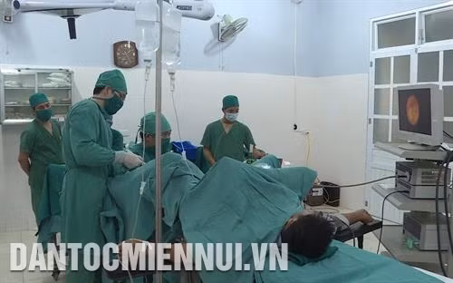 Bệnh viện đa khoa Mộc Châu không ngừng đầu tư cơ sở vật chất, trang thiết bị tiên tiến nhằm đáp ứng nhu cầu khám, chữa bệnh của đồng bào dân tộc. Ảnh: Đức Cường Nhân lực Bệnh viện đa khoa Mộc Châu đã được đào tạo bằng phương pháp cầm tay chỉ việc để có thể làm việc được ngay. Ảnh: Đức Cường
