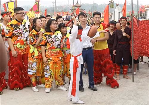 Đông đảo người dân tham gia các trò chơi dân gian tại lễ hội. Ảnh: Trung Kiên – TTXVN.