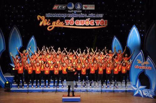 Tiết mục dự thi hợp xướng “Nối vòng tay lớn” do Hội Liên hiệp Thanh niên Quận 10 trình diễn. Ảnh: An Hiếu - TTXVN