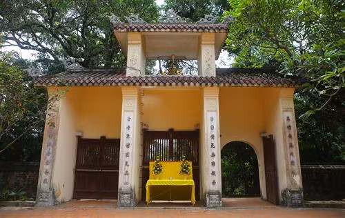 Cổng tam quan chùa Thánh Duyên. Ảnh: Hồ Cầu - TTXVN