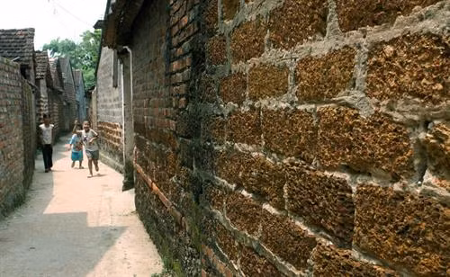 Đá ong - loại vật liệu chính để dựng nhà tại Đường Lâm. Ảnh: Anh Tuấn -TTXVN