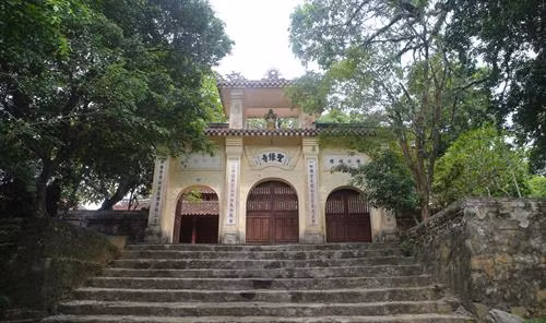 Tháp Điều Ngự trong chùa Thánh Duyên, nơi để vua điều phục và chế ngự tâm. Ảnh: Hồ Cầu - TTXVN Chính điện chùa Thánh Duyên. Ảnh: Hồ Cầu - TTXVN Ngôi chính điện chùa Thánh Duyên. Ảnh: Hồ Cầu - TTXVN Cổng tam quan chùa Thánh Duyên. Ảnh: Hồ Cầu - TTXVN