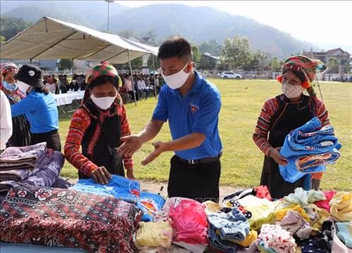 Đoàn viên, thanh niên và cán bộ nhân viên VNPT Lai Châu lựa chọn lấy những mặt hàng, nhu yếu phẩm giúp đồng bào tại các "Gian hàng 0 đồng". Ảnh: Quý Trung – TTXVN
