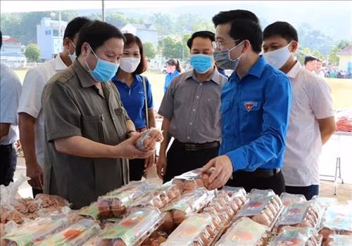 Phó Chủ tịch UBND tỉnh Lai Châu ông Tống Thanh Hải cùng các đại biểu tham quan các mặt hàng, nhu yếu phẩm tại "Gian hàng 0 đồng” dành cho đồng bào các xã vùng biên giới Lai Châu. Ảnh: Quý Trung – TTXVN
