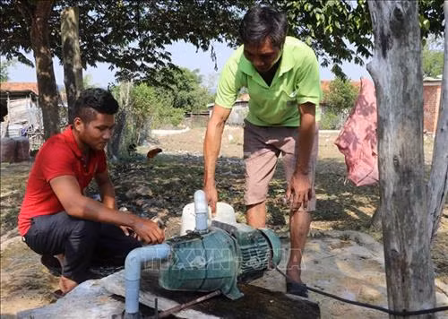 Người dân buôn Thứ, xã Ea Bar, huyện Sông Hinh chia sẻ nguồn nước cho hộ dân trong thời gian khô hạn. Ảnh: Phạm Cường-TTXVN