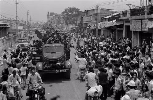 Nhân dân Sài Gòn đón chào quân Giải phóng tiến vào giải phóng thành phố, ngày 30/4/1975. Ảnh: Hứa Kiểm – TTXVN