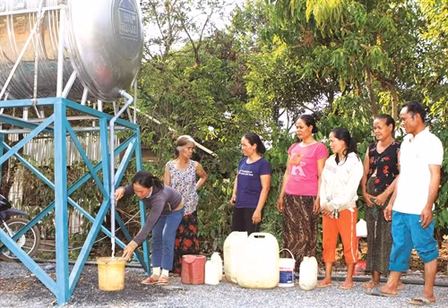 Đồng bào xếp hàng chờ lấy nước tại một giếng khoan mới được đưa vào sử dụng ở huyện Buôn Đôn