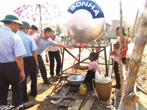 Đồng bào dân tộc ở huyện Chư Sê được hỗ trợ bồn chứa nước