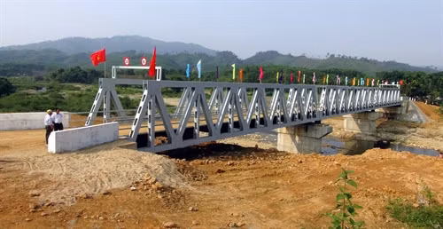 Cây cầu sắt mới khánh thành ở xã Trà Kót, huyện Bắc Trà My.