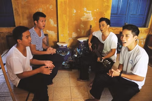 Sau giờ tập luyện nơi thao trường là những phút giây thảnh thơi của các chiến sĩ đảo Hòn Khoai