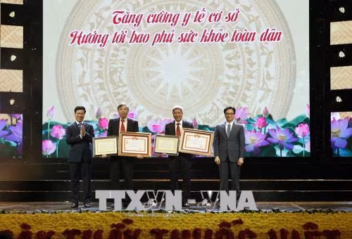 Phó Thủ tướng Chính phủ Vũ Đức Đam và Đồng chí Võ Văn Thưởng, Trưởng Ban Tuyên giáo Trung ương trao tặng Phiên bản Thư của Chủ tịch Hồ Chí Minh gửi hội nghị cán bộ y tế đầu năm 1955 và danh hiệu chiến sỹ thi đua toàn quốc cho bác sĩ Nguyễn Trường Sơn, Giám đốc bệnh viện Chợ Rẫy và bác sĩ Vũ Bá Quyết, Giám đốc bệnh viện Phụ sản Trung ương. Ảnh: Dương Ngọc – TTXVN