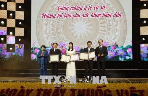 Trao tặng Phiên bản Thư của Chủ tịch Hồ Chí Minh gửi hội nghị cán bộ y tế đầu năm 1955; trao Bằng khen của Bộ Y tế cho bệnh viện Thạch Thất - Hà Nội (bìa phải); Bằng khen cho nhóm bác sĩ Vương Thị Ngọc Lan, Hồ Mạnh Tường với đề tài nghiên cứu kết quả chuyển phôi đông lạnh so với chuyển phôi tươi ở bệnh nhân thụ tinh trong ống nghiệm. Đề tài nghiên cứu được công bố trên Tạp chí New England Journal of Medecine, tạp chí uy tín nhất về Y học lâm sàng trên thế giới hiện nay. Ảnh: Dương Ngọc – TTXVN