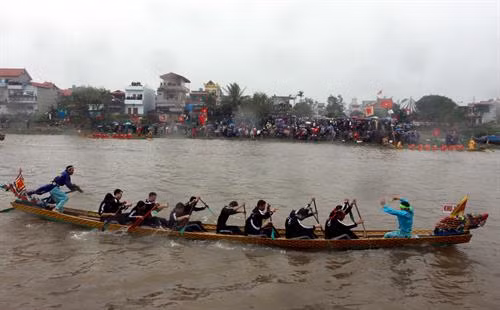 Các đội tranh tài tại Lễ hội bơi trải trên sông Diêm năm 2018. Ảnh: Thế Duyệt - TTXVN