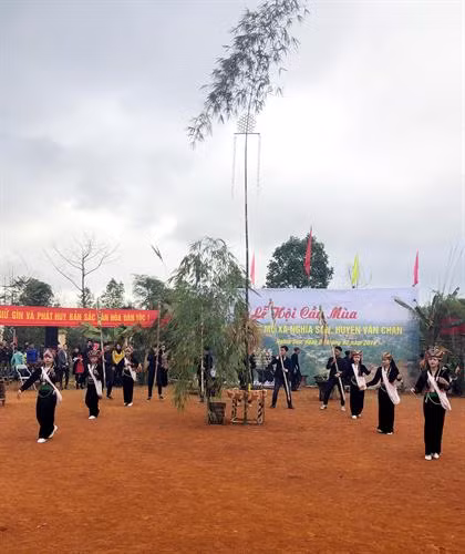 Múa Cầu mùa của người Khơ Mú. Ảnh: Đỗ Tuấn Anh