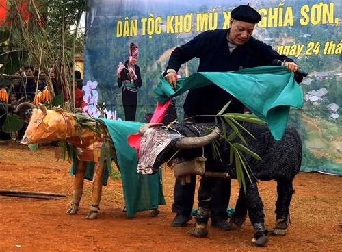 Nghi lễ cúng tổ tiên phù hộ cho mạnh khỏe, mùa màng bội thu. Ảnh: Đỗ Tuấn Anh Thóc giống được đựng trong gùi để chuẩn bị cho lễ chọc lỗ, tra hạt. Ảnh: Đỗ Tuấn Anh Già làng phát thóc giống cho những người trong bản . Ảnh: Đỗ Tuấn Anh Tiết mục múa cá lượn của người Khơ Mú. Ảnh: Đỗ Tuấn Anh Nghi thức tạ ơn trâu, bò đã giúp con người cày cấy, mang lại thóc lúa. Ảnh: Đỗ Tuấn Anh