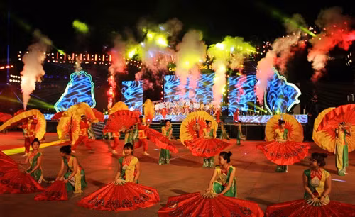 Một tiết mục biểu diễn tại chương trình nghệ thuật Carnaval Hạ Long 2016: Ảnh: Nguyễn Hoàng- TTXVN