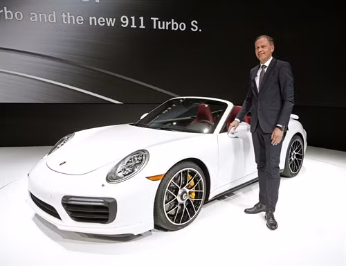Mẫu xe Turbo S 2017 của hãng Porsche được Chủ tịch Oliver Blume giới thiệu trong cuộc họp báo tại triển lãm. AFP/TTXVN
