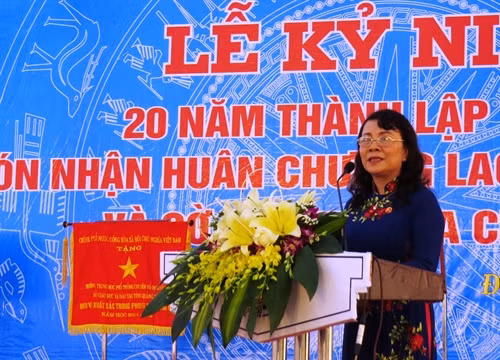 Thứ trưởng Bộ Giáo dục và Đào tạo Nguyễn Thị Nghĩa phát biểu tại buổi lễ. Ảnh: Võ Dung-TTXVN