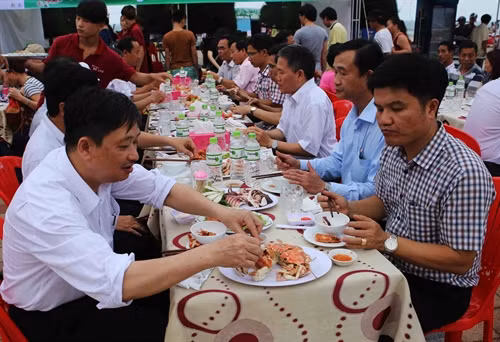 Chiều 1/5/2016, tại Công viên biển Đông (Đà Nẵng), Sở Văn hoá Thể thao và Du lịch Đà Nẵng tổ chức khai mạc Tuần lễ ẩm thực biển Đà Nẵng năm 2016. Tham gia tuần lễ có 15 nhà hàng, đơn vị kinh doanh ẩm thực nổi tiếng, giới thiệu đến người dân và du khách những món ăn đặc sản biển đặc trưng ở miền Trung với nguồn nguyên liệu thuỷ sản được các cơ quan chức năng Đà Nẵng kiểm định an toàn vệ sinh thực phẩm để phục vụ người dân và du khách trong dịp nghỉ lễ. Trong ảnh: Phó Chủ tịch thành phố Đà Nẵng Đặng Việt Dũng (bên trái) cùng đại diện các Sở ngành sử dụng thực phẩm chế biến từ biển tại các quầy ẩm thực. Ảnh: Trần Lê Lâm - TTXVN