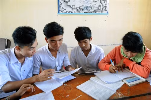Học sinh lớp 12 trường DTNT Vĩnh Châu, Thị xã Vĩnh Châu, trong giờ học nhóm