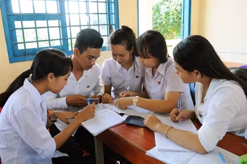 Học sinh lớp 12 trường DTNT Vĩnh Châu, Thị xã Vĩnh Châu, trong giờ học nhóm