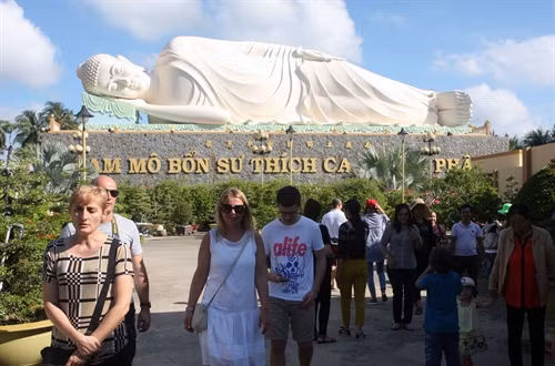 Du khách quốc tế tham quan chùa Vĩnh Tràng. Trong ảnh: Du khách tham quan chùa Vĩnh Tràng. Ảnh: Tràng Dương - TTXVN