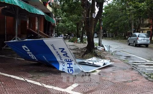 Nhiều biển quảng cáo, pano tấm lớn đã không còn nguyên vẹn. Ảnh: Thanh Tùng-TTXVN