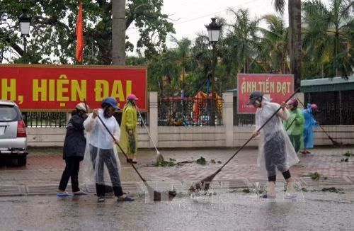 Người dân thành phố Hà Tĩnh dọn dẹp lại công sở, đường phố sau bão. Ảnh: Tường Vũ-TTXVN