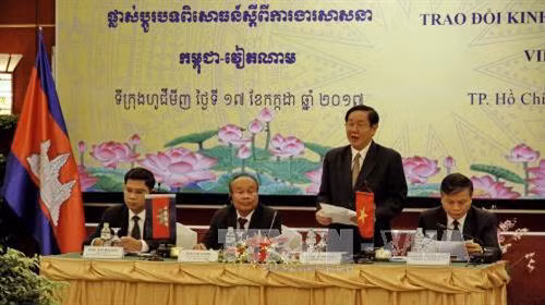 Bộ trưởng Bộ Nội vụ Việt Nam Lê Vĩnh Tân (đứng) phát biểu tại hội nghị. Ảnh: Thế Anh – TTXVN