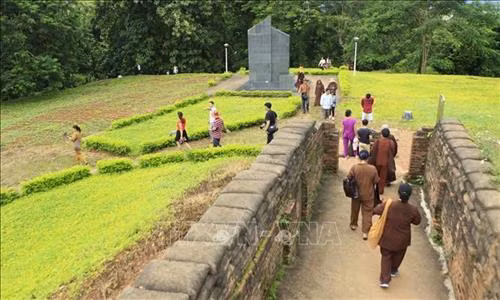Du khách tham quan tại Di tích Đồi A1. Ảnh: Xuân Tư – TTXVN