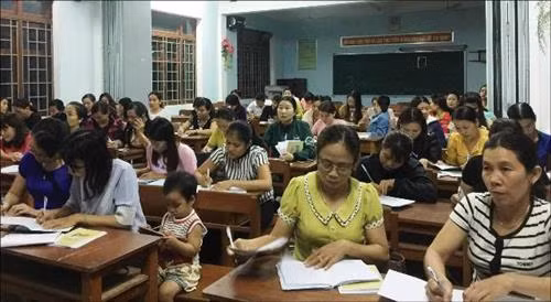 Nhiều giáo viên tranh thủ đến lớp học chữ Cơ tu. Ảnh: baothuathienhue.vn