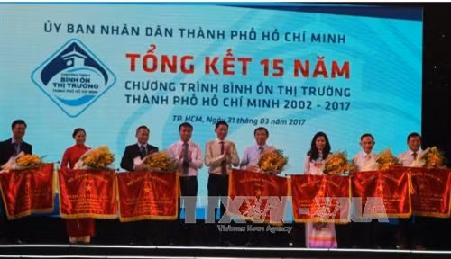 Trao Cờ thi đua của Bộ Công Thương cho các tập thể làm tốt chương trình bình ổn thị trường Thành phố Hồ Chí Minh giai đoạn 2002 - 2017. Ảnh: Hoàng Hải - TTXVN.