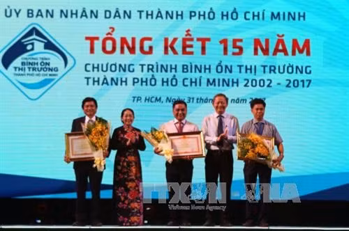 Ngày 31/3/2017, nhân lễ tổng kết 15 năm chương trình "Bình ổn thị trường Thành phố Hồ Chí Minh giai đoạn 2002-2017", lãnh đạo Ủy ban Nhân dân Thành phố đã trao Cờ thi đua của Bộ Công Thương cho các tập thể làm tốt công tác bình ổn thị trường. Ảnh: Hoàng Hải - TTXVN