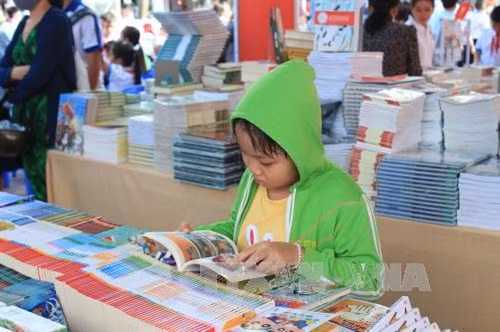 Các gian hàng sách thiếu nhi luôn đông khách. Ảnh: Ánh Tuyết - TTXVN