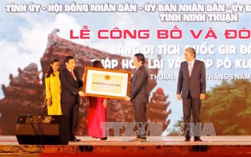 Bộ trưởng Bộ Văn hóa, Thể thao và Du lịch Nguyễn Ngọc Thiện trao Bằng xếp hạng Di tích Quốc gia đặc biệt tháp Chăm Hòa Lai và Pô Klong Garai cho đại diện lãnh đạo tỉnh Ninh Thuận. Ảnh Nguyễn Thành - TTXVN