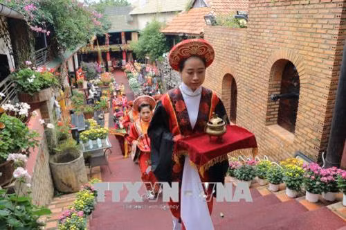 Nghi thức rước, dâng hương Đức tổ nghề Lê Công Hành - người đã có công khai sáng và phát triển nghệ thuật thêu tay ở Việt Nam. Ảnh Đặng Tuấn - TTXVN